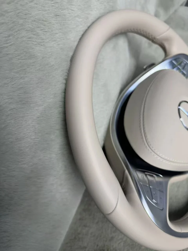Refurbished leather steering wheel